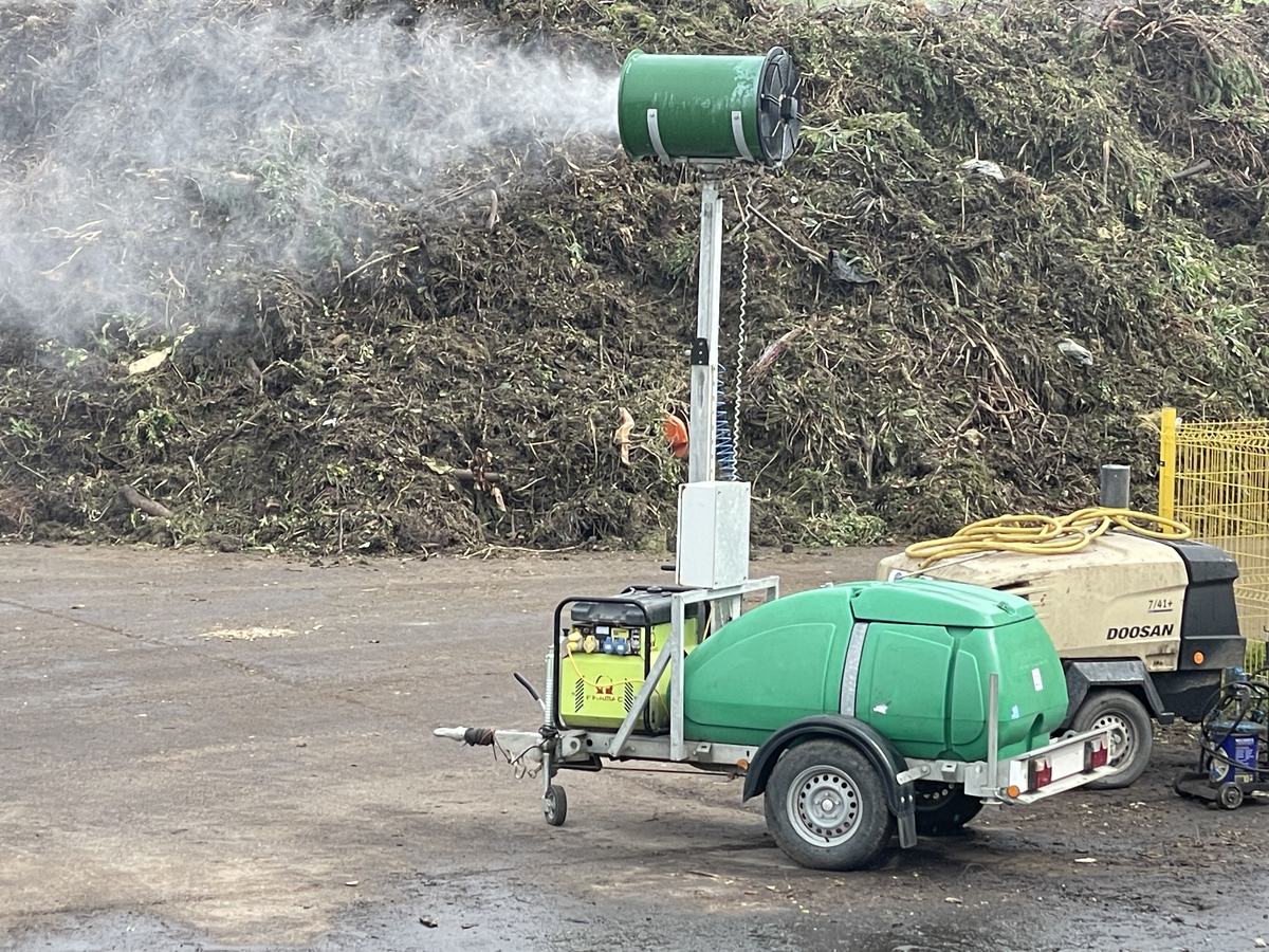 Mobile atomiser odour control unit on site